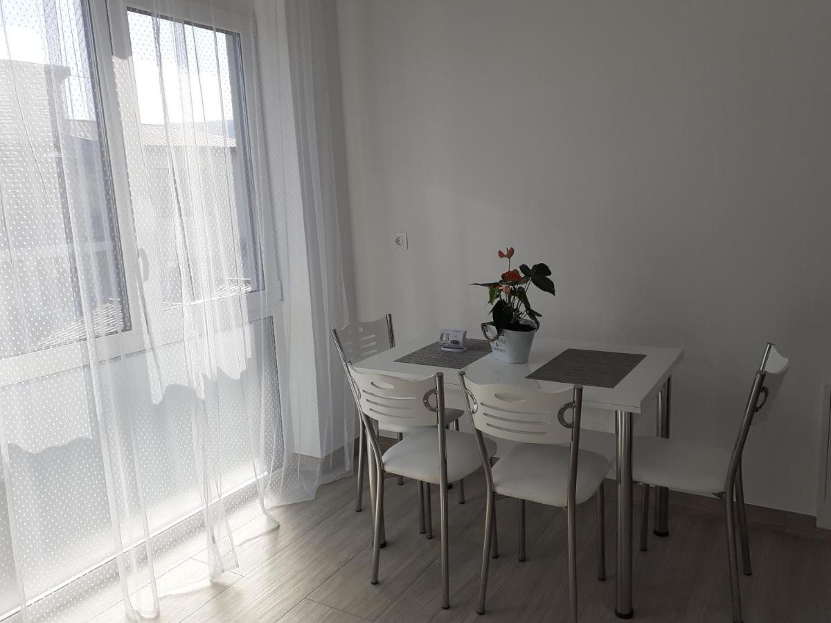 Sara Apartman Livezeni  Exteriör bild